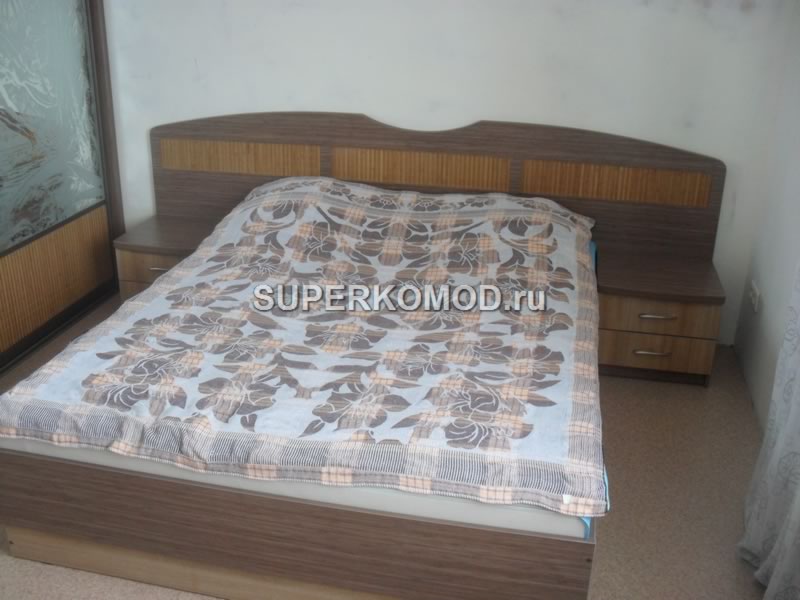 Двухспальная кровать с бамбуковыми вставками у изголовья