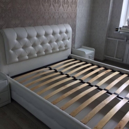 Белая кровать с накладкой на бортик