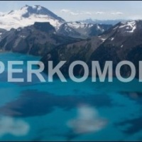 Стеклянный фартук голубое озеро в горах