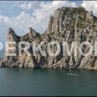 Скинали скалы в океане