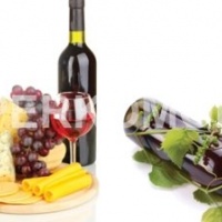 Стеклянный фартук виноград сыр вино