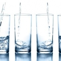 Фартук для кухни стаканы с водой на белом фоне