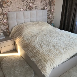 Двуспальная кровать с ребристым бортом