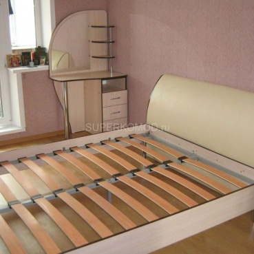 кровать и туалетный столик в спальне