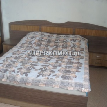 Двухспальная кровать с бамбуковыми вставками у изголовья