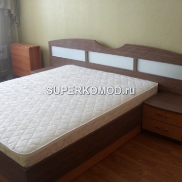 двухспальная кровать со стеклянными вставками