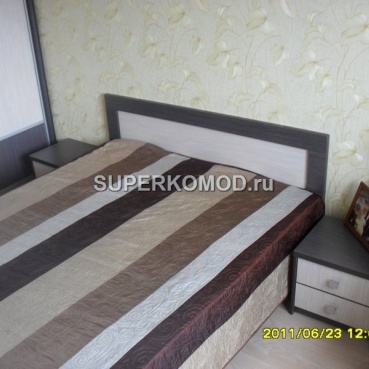 двухспальная кровать с тумбами