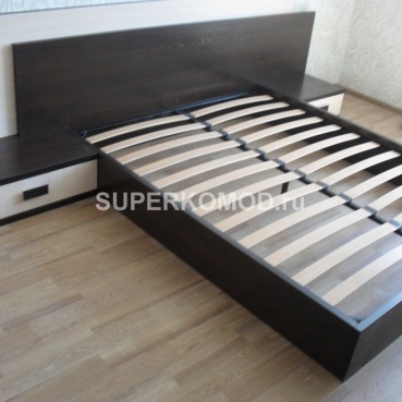 Спальня темная, кровать с двумя низкими тумбочками