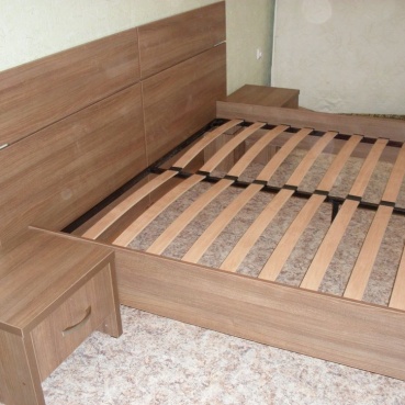 Кровать с прикроватными тумбочками