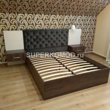 Кровать под темное дерево с тумбами