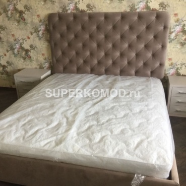 Кровать с большим тканевым бортиком