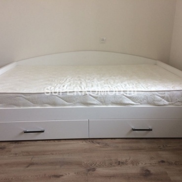 Светлая кровать с двумя выдвижными тумбами