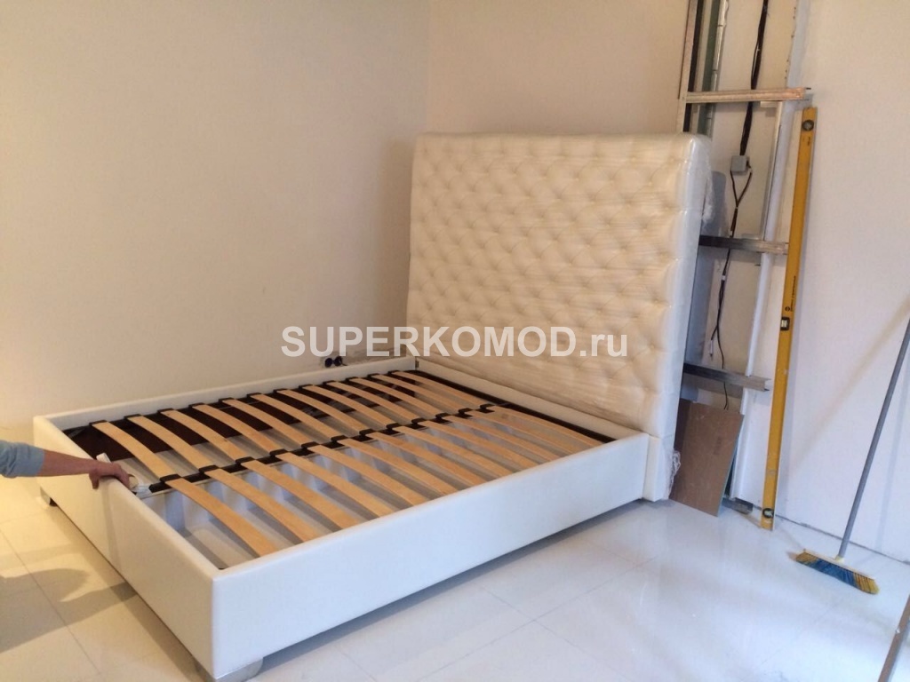 Белая кровать с высоким бортиком
