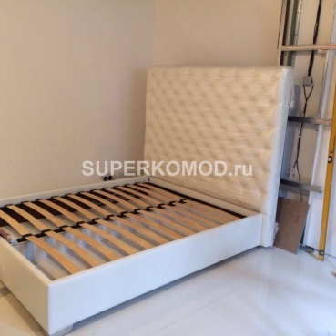 Белая кровать с высоким бортиком