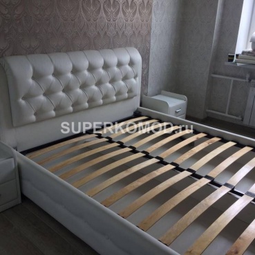 Белая кровать с накладкой на бортик на заказ