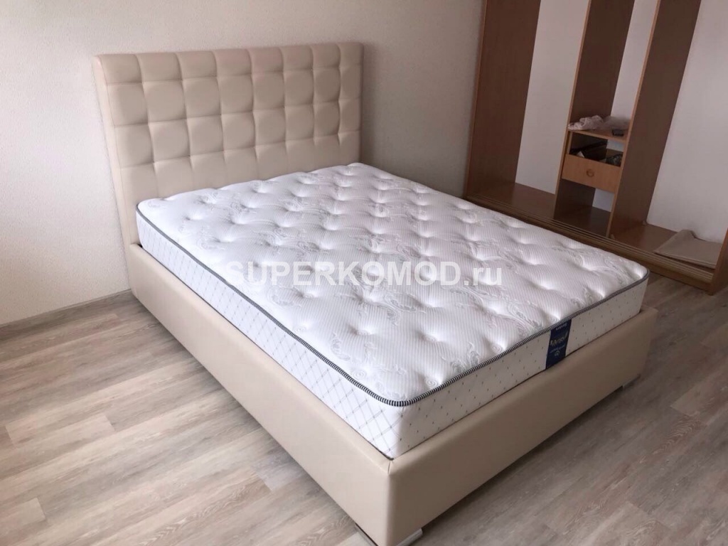 Кремовая кровать с белым матрасом