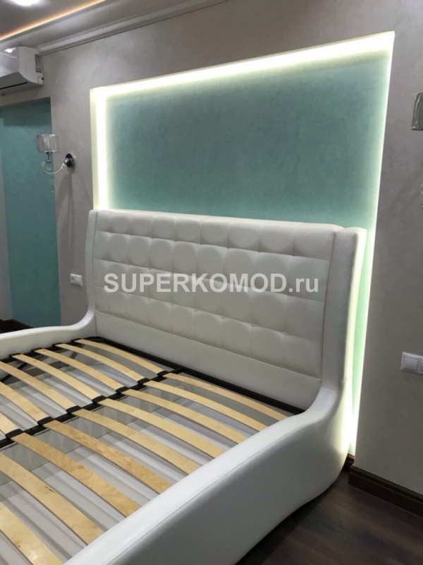 Белая кровать с изогнутыми бортами