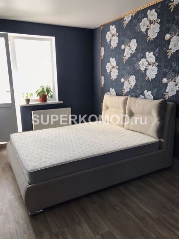 Светлая кровать с тканевой обшивкой под заказ