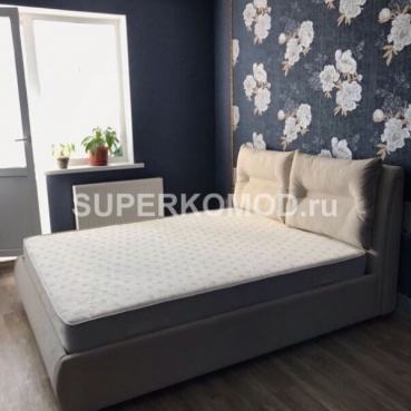 Светлая кровать с тканевой обшивкой под заказ