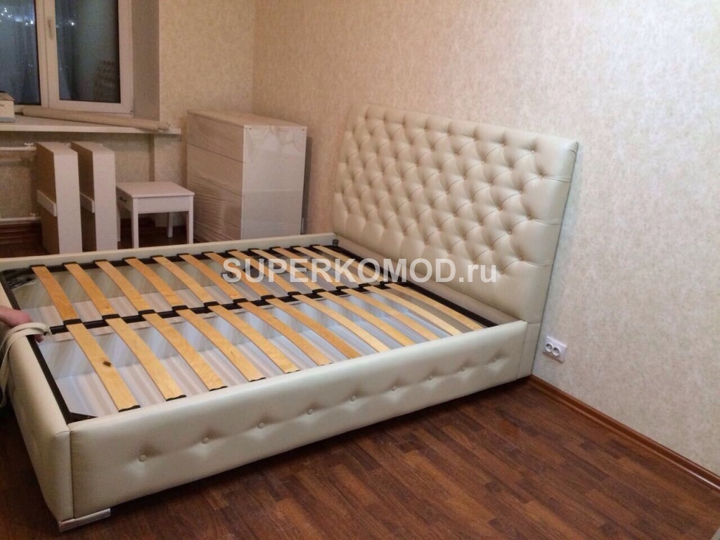 Кремовая кровать с боковой отделкой на заказ