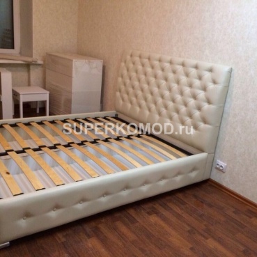 Кремовая кровать с боковой отделкой на заказ