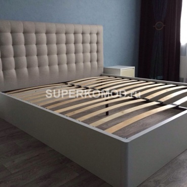 Светло-коричневая кровать