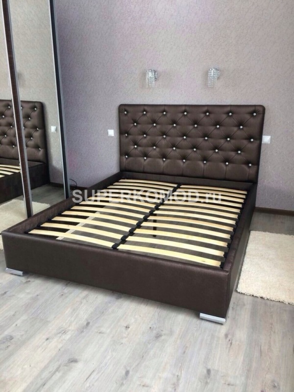 Темно-коричневая кровать