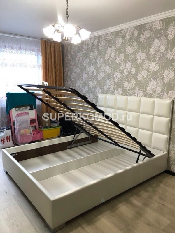 Кремовая двухместная кровать