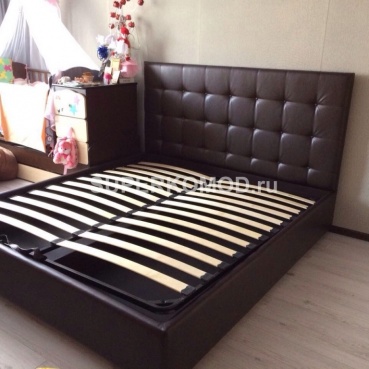 Темная кровать с хранилищем под белье на заказ