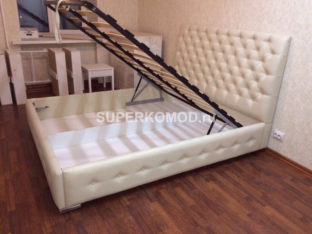 Белая кровать с хранилищем под белье