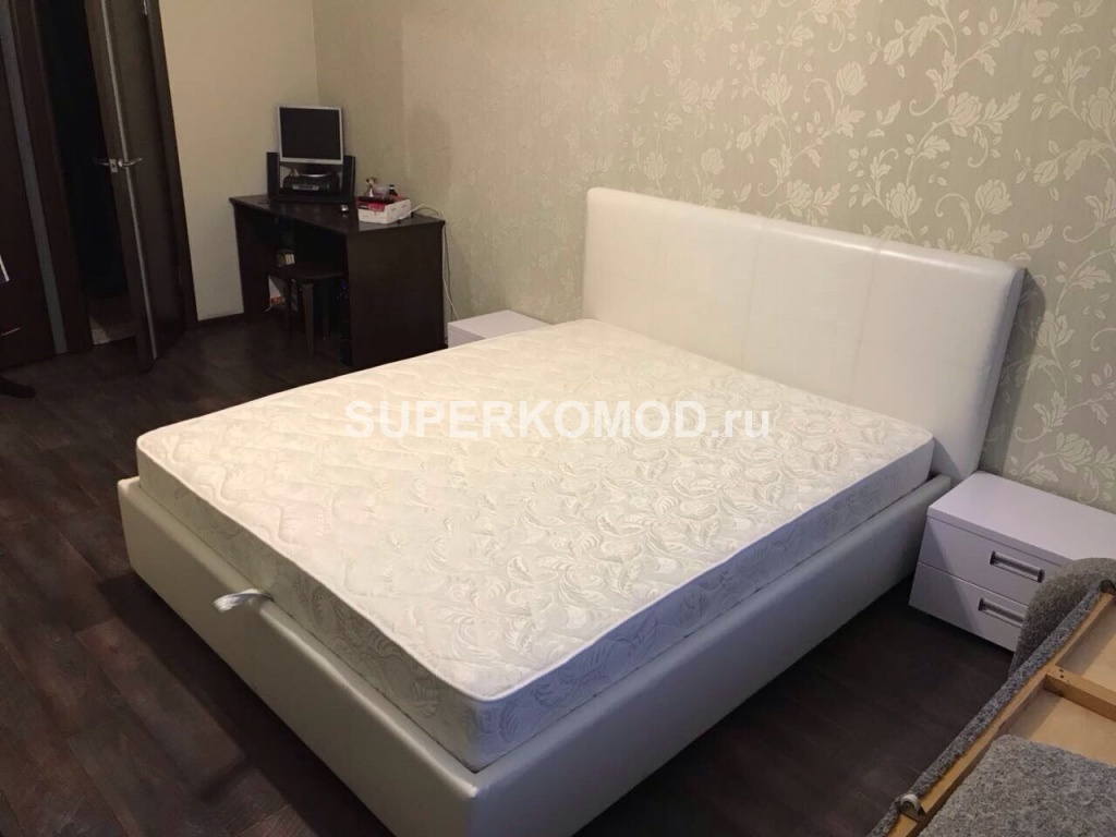 Белая кровать с подъемным механизмом