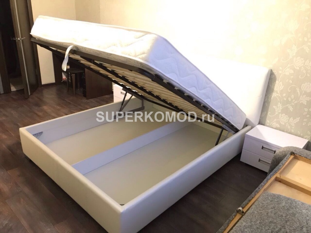 Белая кровать с подъемным механизмом