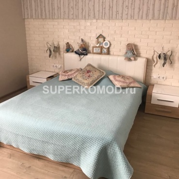 Кровать из светлого дерева на заказ в Барнауле