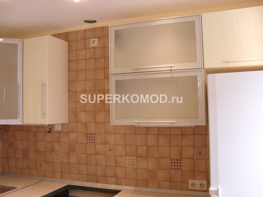 Кухня с лаковым фасадом