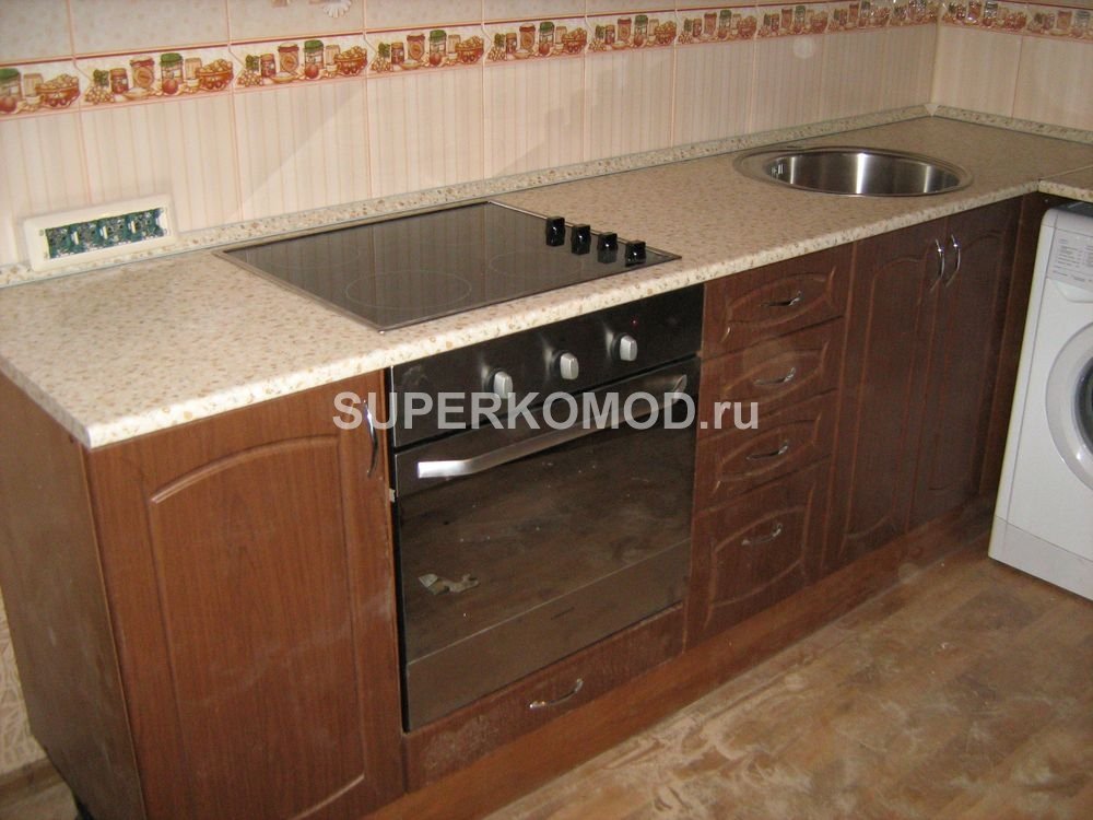 Угловая кухня коричневого цвета