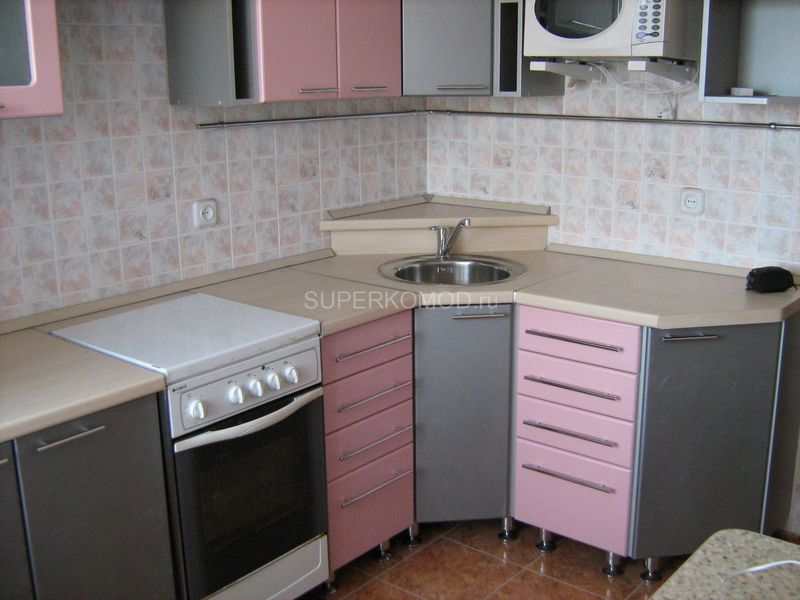 Угловая кухня с серо-розовым фасадом