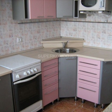 Угловая кухня с серо-розовым фасадом