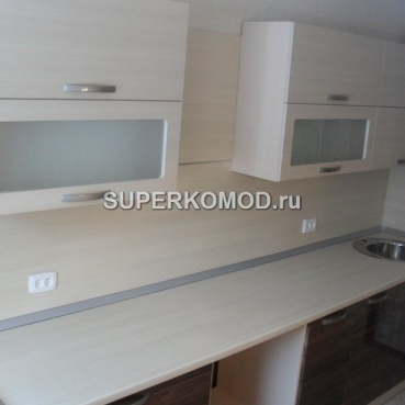 Маленькая прямая кухня со стальной мойкой