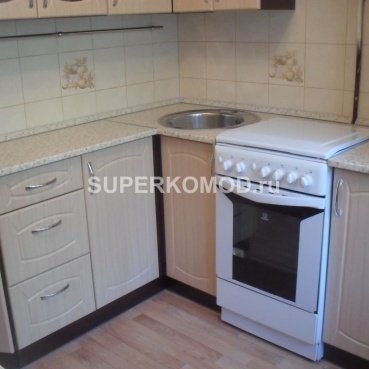 Угловая кухня со встроенной плитой indesit