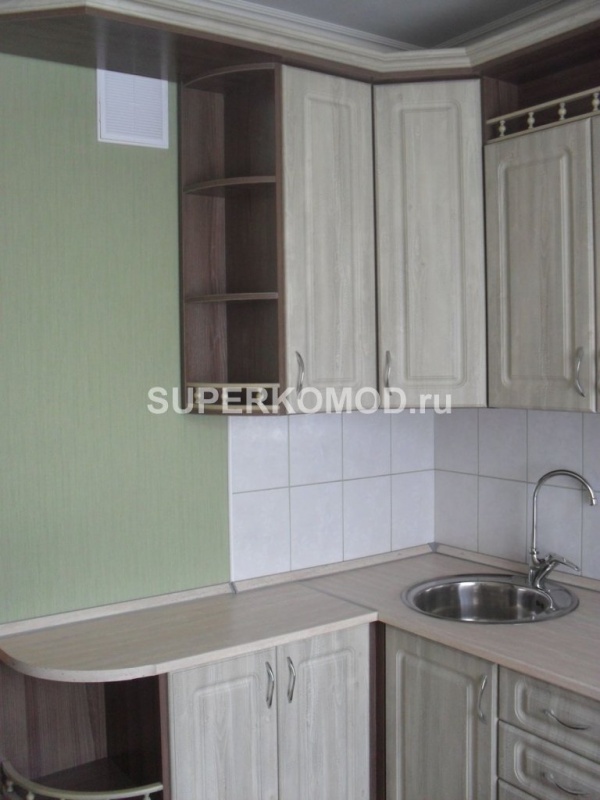 Угловая кухня с раковиной