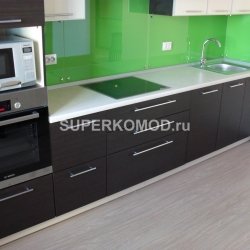 Кухня с зеленым стеклом и встроенными микроволновкой и духовкой