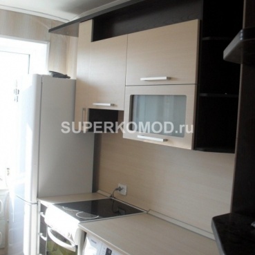 Кухня темного со светлым цветов с ручками металлик и встроенной техникой