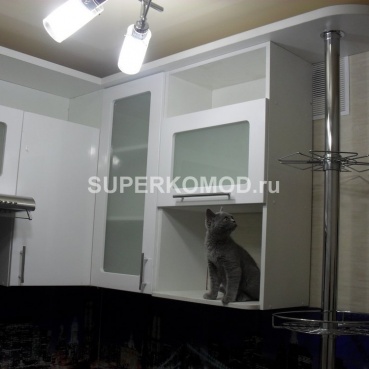 Белая кухня с непрозрачными стеклами и черным низом Белая кухня с непрозрачными стеклами и черным низом