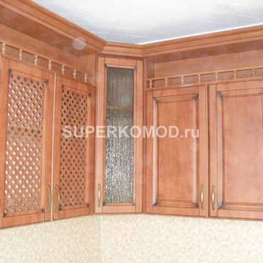 Старинная кухня под дерево с плетенкой на дверцах