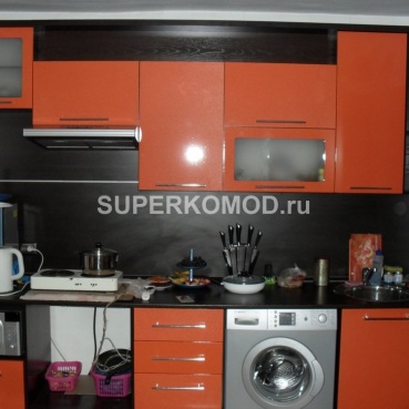 Оранжево-черная кухня в современном стиле