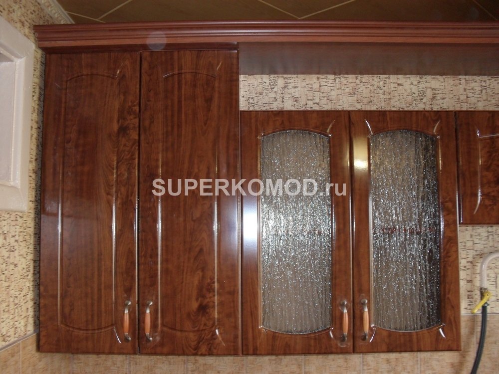 Лакированная кухня из благородного дерева с рифлеными стеклами