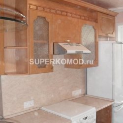Кухня под дерево со столешницей под камень и рифлеными стеклами на дверцах