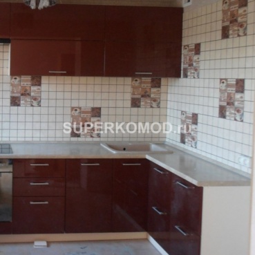 Коричневая кухня глянец