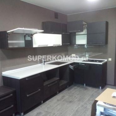 Черно-белый кухонный гарнитур