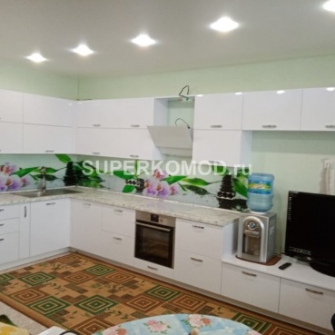 Белая глянцевая кухня угловая